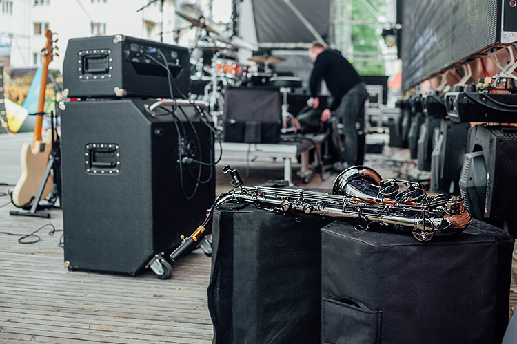 Preparativos de un concierto de música